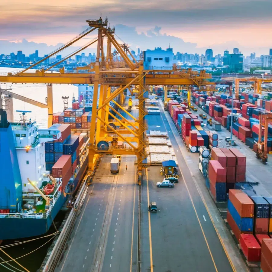 Port avec conteneurs et grues
